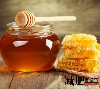 使用蜂蜜减肥的人最好在什么时候饮用？